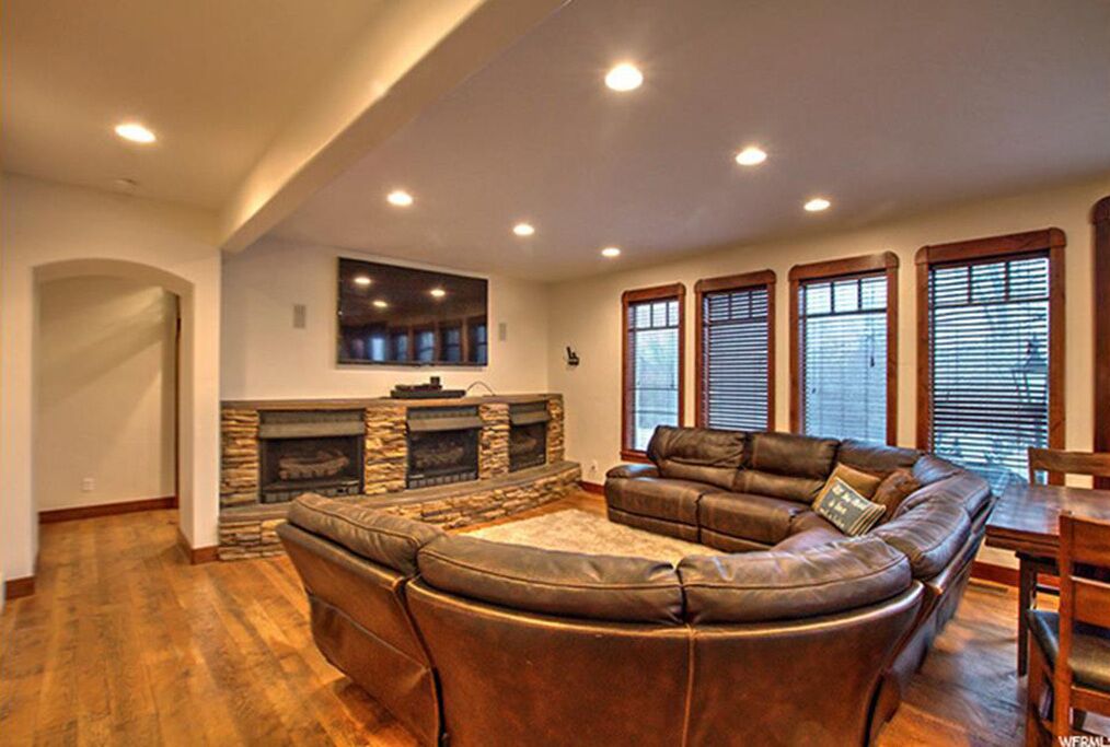 Älytelevisio, takka, videopelejä, DVD-soitin