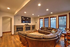 スマートテレビ、暖炉、テレビゲーム、DVD プレーヤー