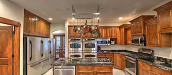 Family Time Lodge: Indoor Playland, Theater Room, Game Room,  10 Master Suites
