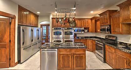 Family Time Lodge: Indoor Playland, Theater Room, Game Room, 10 Master Suites