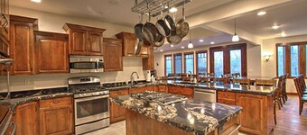 Family Time Lodge: Indoor Playland, Theater Room, Game Room,  10 Master Suites