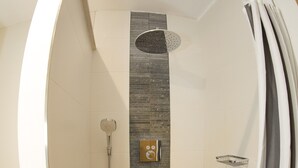 Une douche moderne et compacte dotée d’un pommeau de douche à pluie, d’un pommeau de douche à main et d’un panneau de commande.