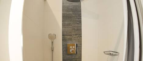 Douche, serviettes fournies, papier de toilette