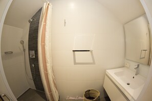 Douche, serviettes fournies, papier toilette