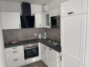 Kühlschrank, Mikrowelle, Ofen, Geschirrspüler