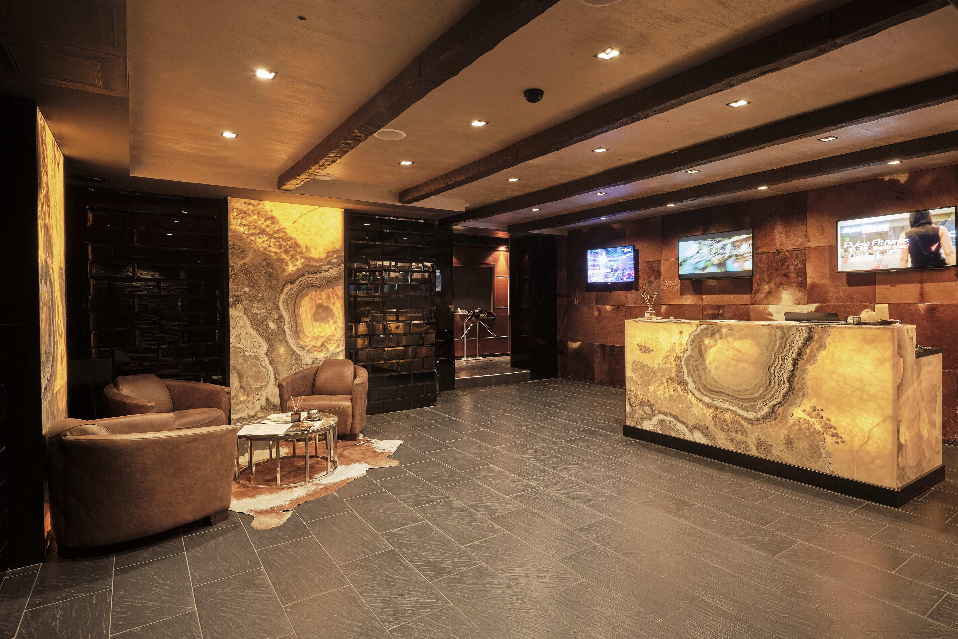 Resepsionis spa