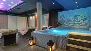 室內泳池、季節性室外泳池;泳池傘、躺椅