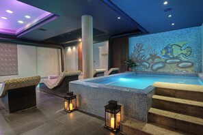 Inomhuspool, en säsongsöppen utomhuspool, parasoller och solstolar