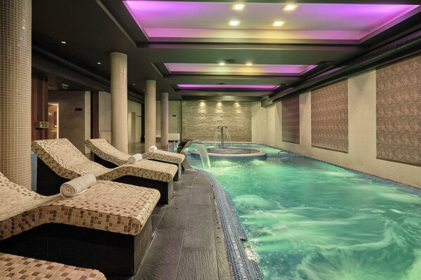 Indoor pool, seasonal outdoor pool, pool umbrellas, sun loungers - Grand Hotel Bansko (Bansko)