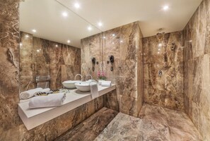 Shower, free toiletries, bathrobes, slippers - Grand Hotel Bansko (Bansko)