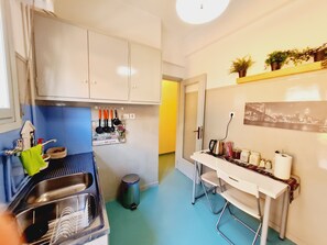 Kjøleskap, mikrobølgeovn, ovn og kaffetrakter/tekoker