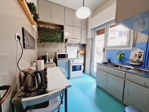 Kjøleskap, mikrobølgeovn, ovn og kaffetrakter/tekoker