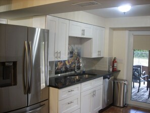 Køleskab, mikrobølgeovn, ovn, kogeplade