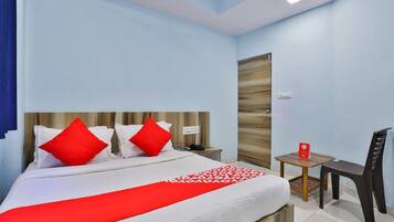 Deluxe Double Room, City View | 1 bedroom, in-room safe, desk, rollaway beds