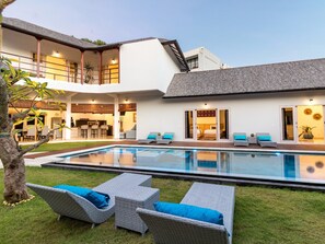 Villa Familiale (7 Bedrooms) | 7 chambres, coffres-forts dans les chambres, bureau