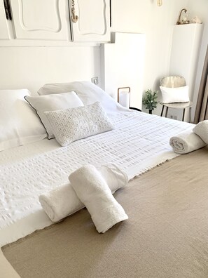 3 عدّة غرف نوم وخزنة داخل الغرفة ومكتب ومكواة/لوح كي