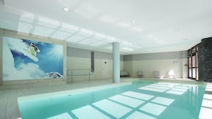 An indoor swimming pool with a large mural of a snowboarder on a mountain. - Résidence Odalys Le Panoramic (Araches-la-Frasse)
