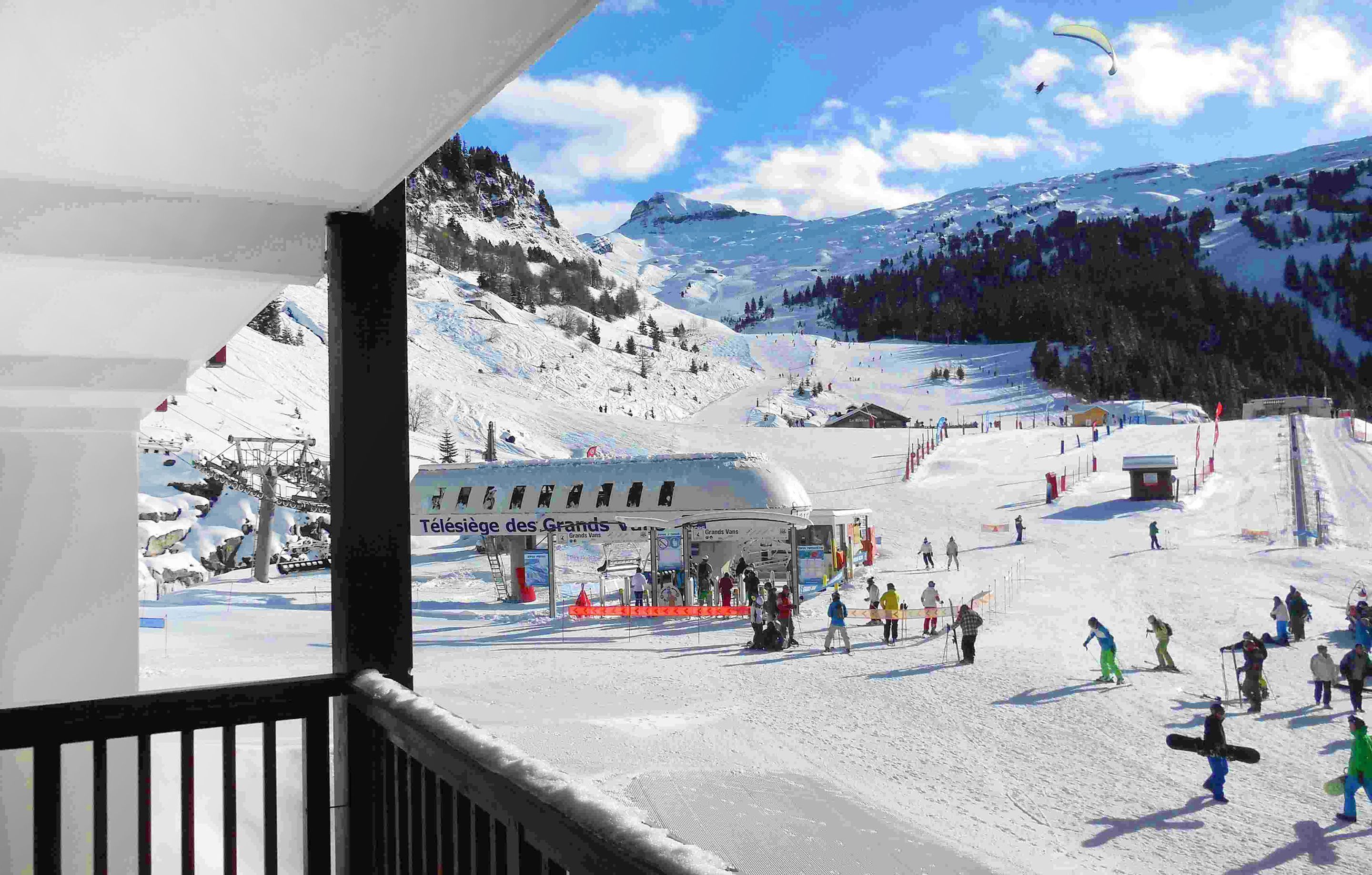 A snow-covered ski slope with a ski lift and a shelter labeled "Télévise des Grands."