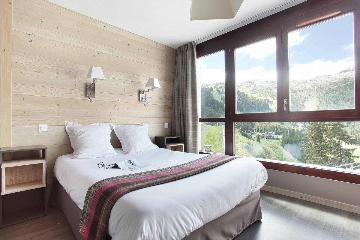 Soundproofing, free WiFi, bed sheets