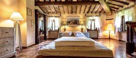 5 bedrooms, iron/ironing board, free WiFi, bed sheets