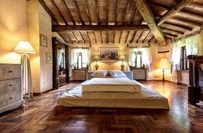 5 dormitoris, planxa i posts de planxar, wifi gratuïta i roba de llit