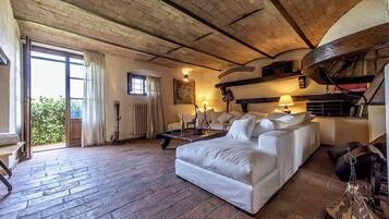 TV connectée, cheminée, lecteur de DVD, table de tennis de table