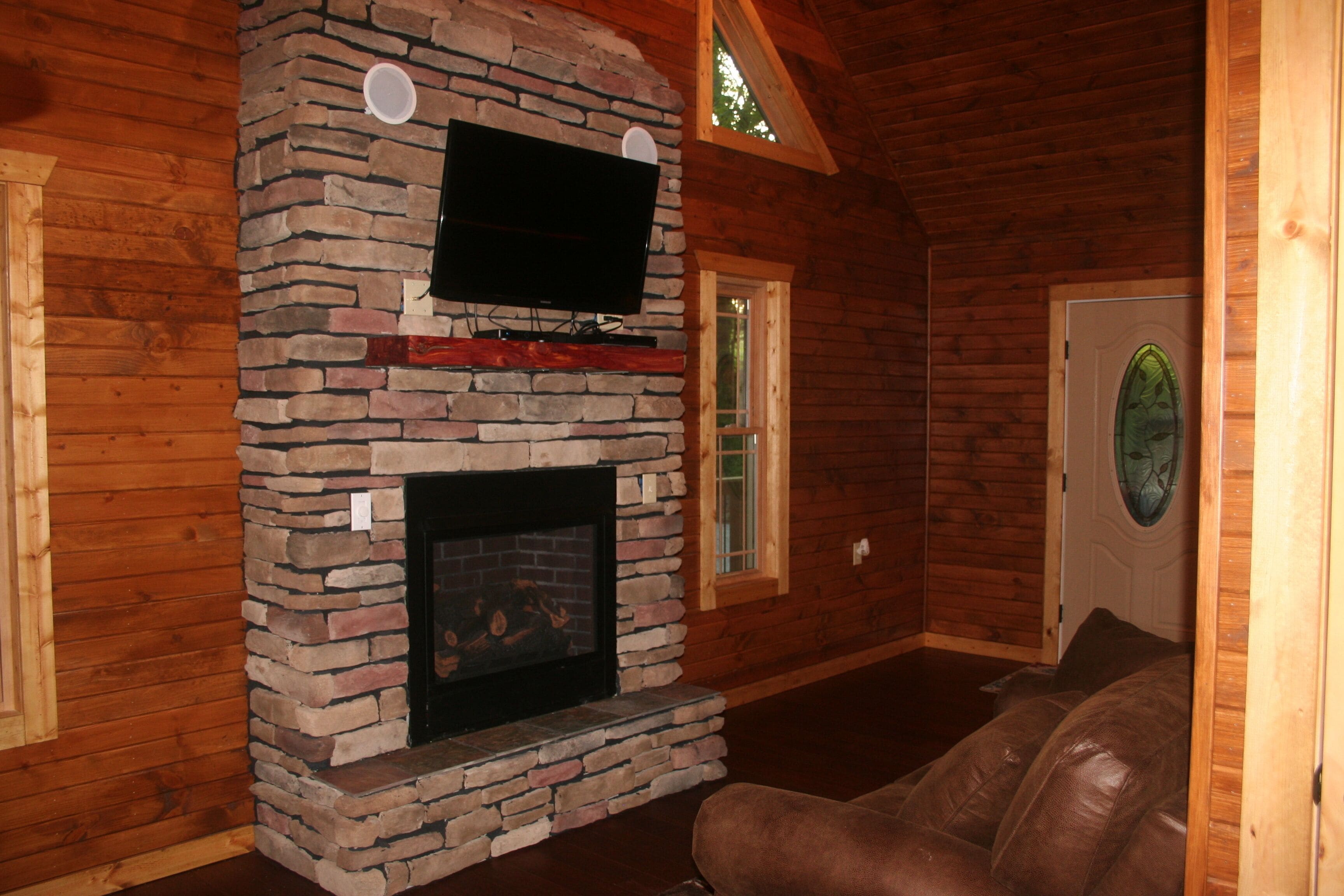 Télévision, cheminée, lecteur de DVD