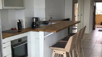 Réfrigérateur, micro-ondes, four, plaque de cuisson