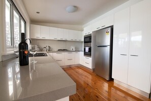 Fridge, microwave, oven, stovetop - Secret Cottage - Charming & Lovingly Restored (Orange)