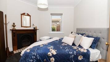 4 slaapkamers, een strijkplank/strijkijzer, reisbedje, wifi