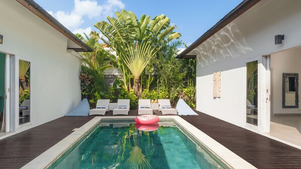 Outdoor pool, pool loungers - Villa Hiburan 2 by Villa Finder (Seminyak)