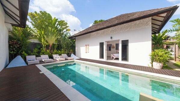 Piscine extérieure, chaises longues