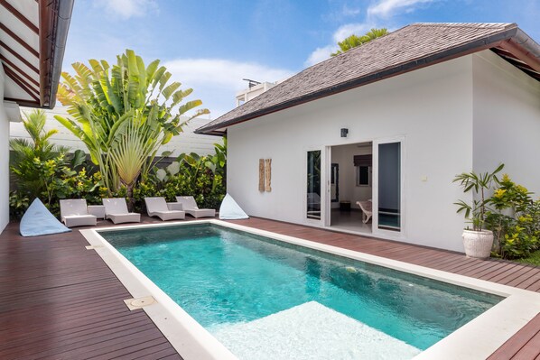 Piscina externa, espreguiçadeiras