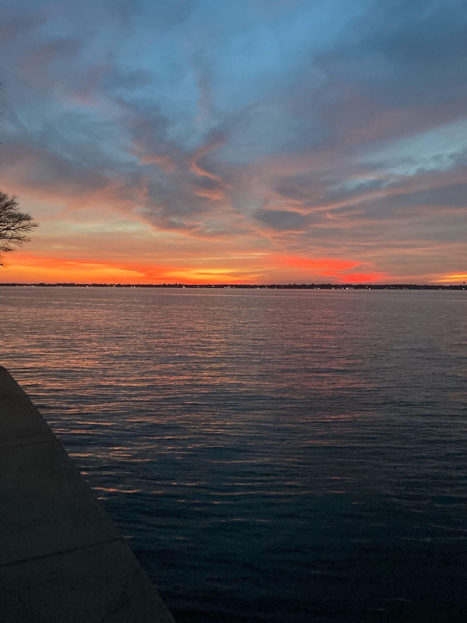 Vista al agua con un atardecer sobre el mar.
