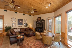 Smart TV, chimenea, futbolito y videoteca 