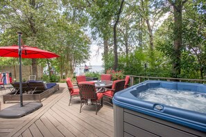 A deck with outdoor seating, a hot tub, and a view of the water. - Lakeside Cabin Retreat – Stunning Sunsets, Hot Tub & Sauna 75 off before 2/1 (Mabank)