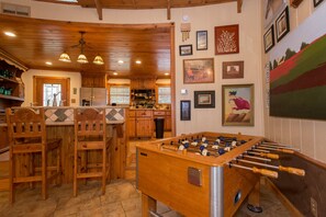 Bar (on property) - Lakeside Cabin Retreat – Stunning Sunsets, Hot Tub & Sauna 75 off before 2/1 (Mabank)