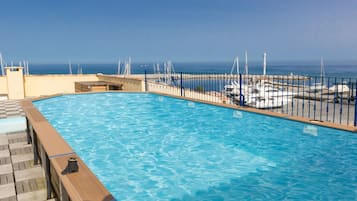 Piscina stagionale all'aperto, una piscina in terrazza