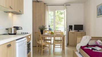 Tủ lạnh, lò vi sóng, bếp nấu, máy rửa bát
