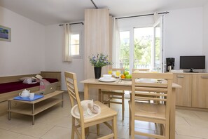 Khu vực ăn uống tại phòng