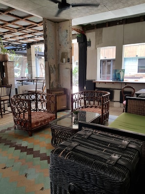 Lobby sitting area - The Flying Fish Hostel Cebu (Cebu City)