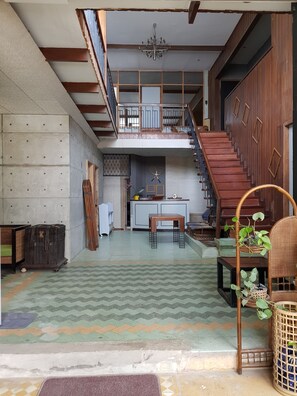 Lobby sitting area - The Flying Fish Hostel Cebu (Cebu City)