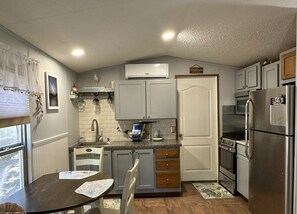 Fridge, microwave, oven, stovetop - A Gnome Home: Convenient to Restaurants and Coffee Shops (Ocracoke)