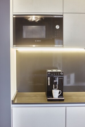 Refrigerador, microondas, parrilla de estufa y cafetera y tetera 