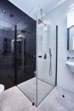 Douche, sèche-cheveux, chaussons, bidet