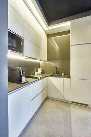 Réfrigérateur, four à micro-ondes, surface de cuisson, cafetière-théière