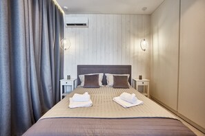 1 bedroom, iron/ironing board, WiFi, bed sheets - Gagarin Plaza Sea View Apartments (Odessa)