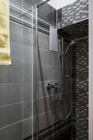 Deluxe-lejlighed - 1 soveværelse - udsigt til gårdsplads | Badeværelse | Bruser, hårtørrer, Sæbe, Shampoo