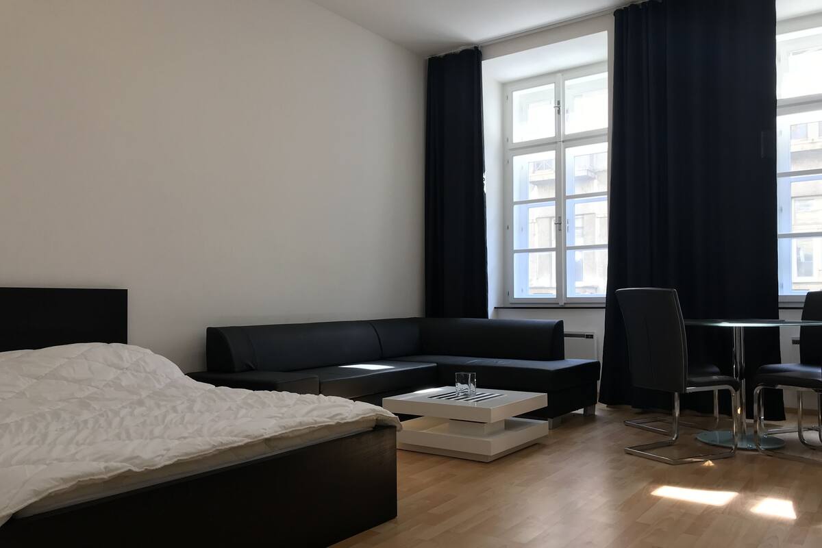 Apartamento Deluxe | Mobiliario individual, escritorio, espacio para trabajar con un portátil