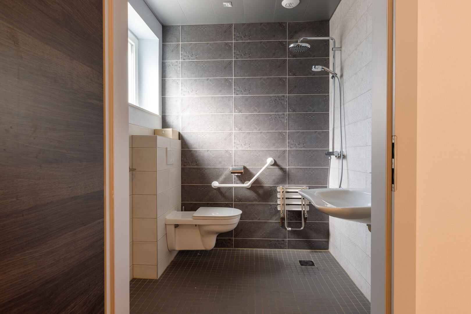 standard double room, ensuite | bathroom | shower, free toiletries, hair dryer, towels